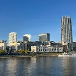 Escape Riverfront 2 Bedroom With Balcony