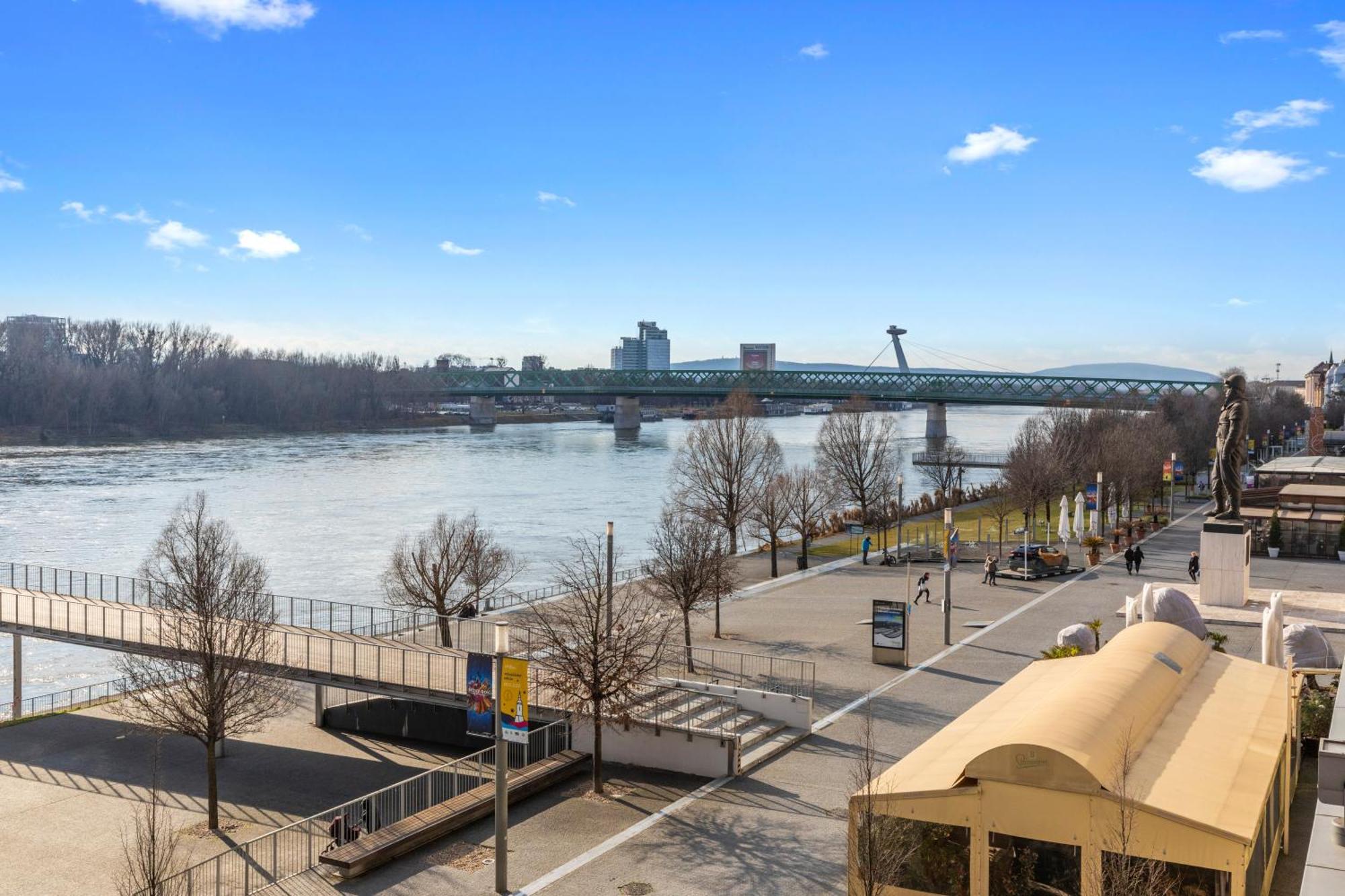 Escape Riverfront 2 Bedroom With Balcony Appartamento *