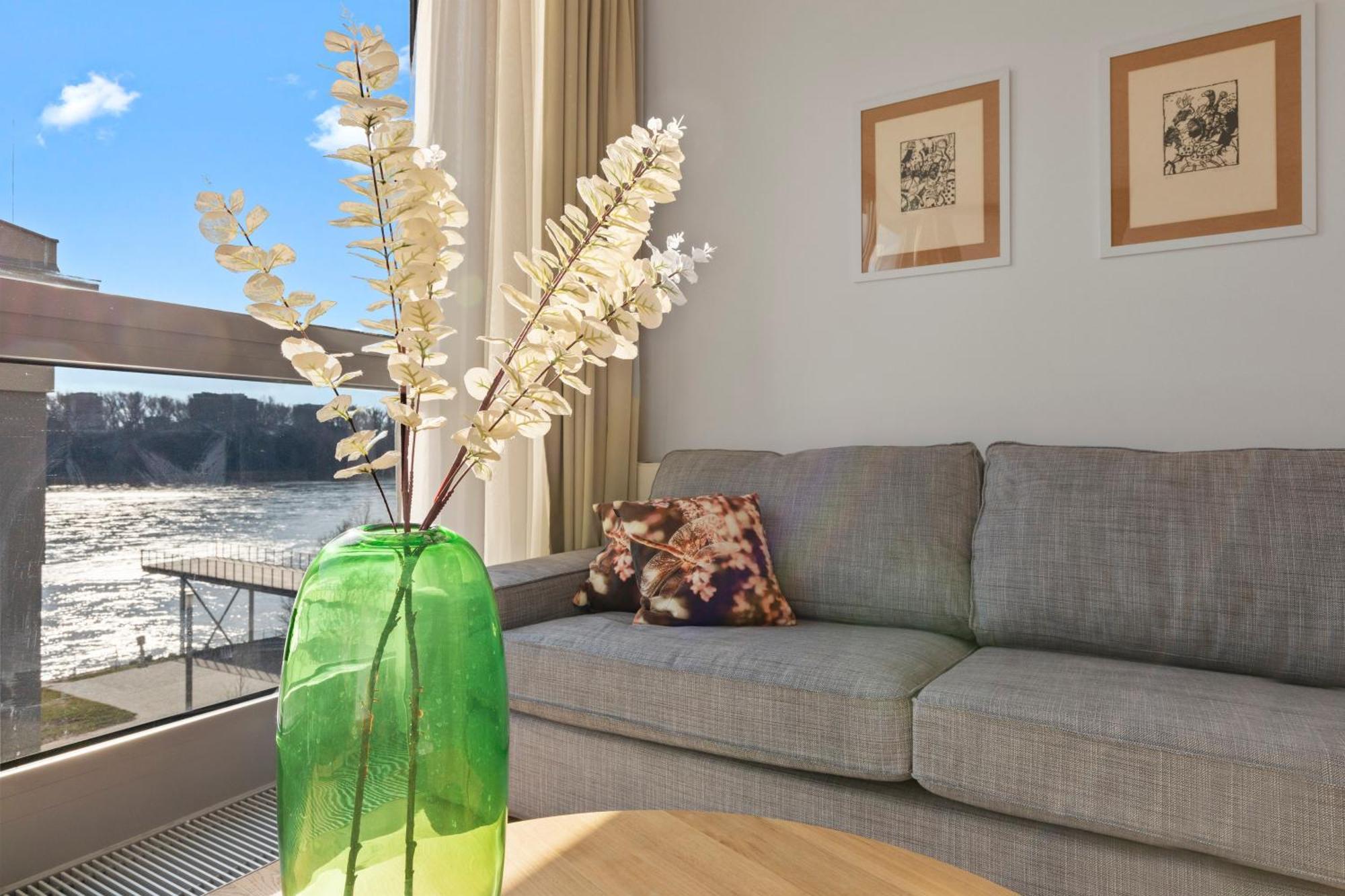 Escape Riverfront 2 Bedroom With Balcony Appartement
