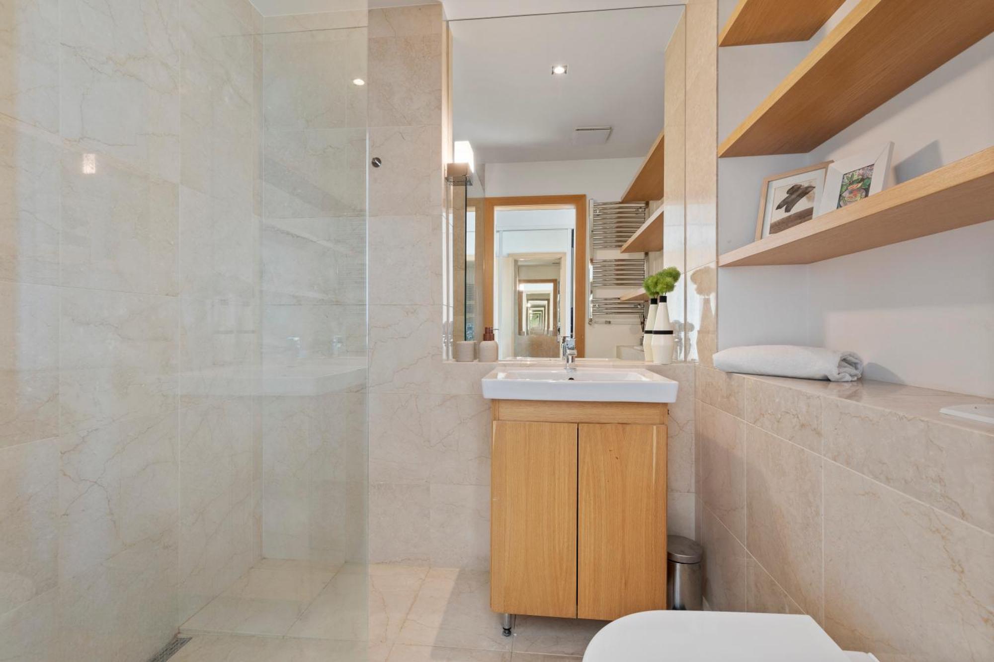 Escape Riverfront 2 Bedroom With Balcony Appartement