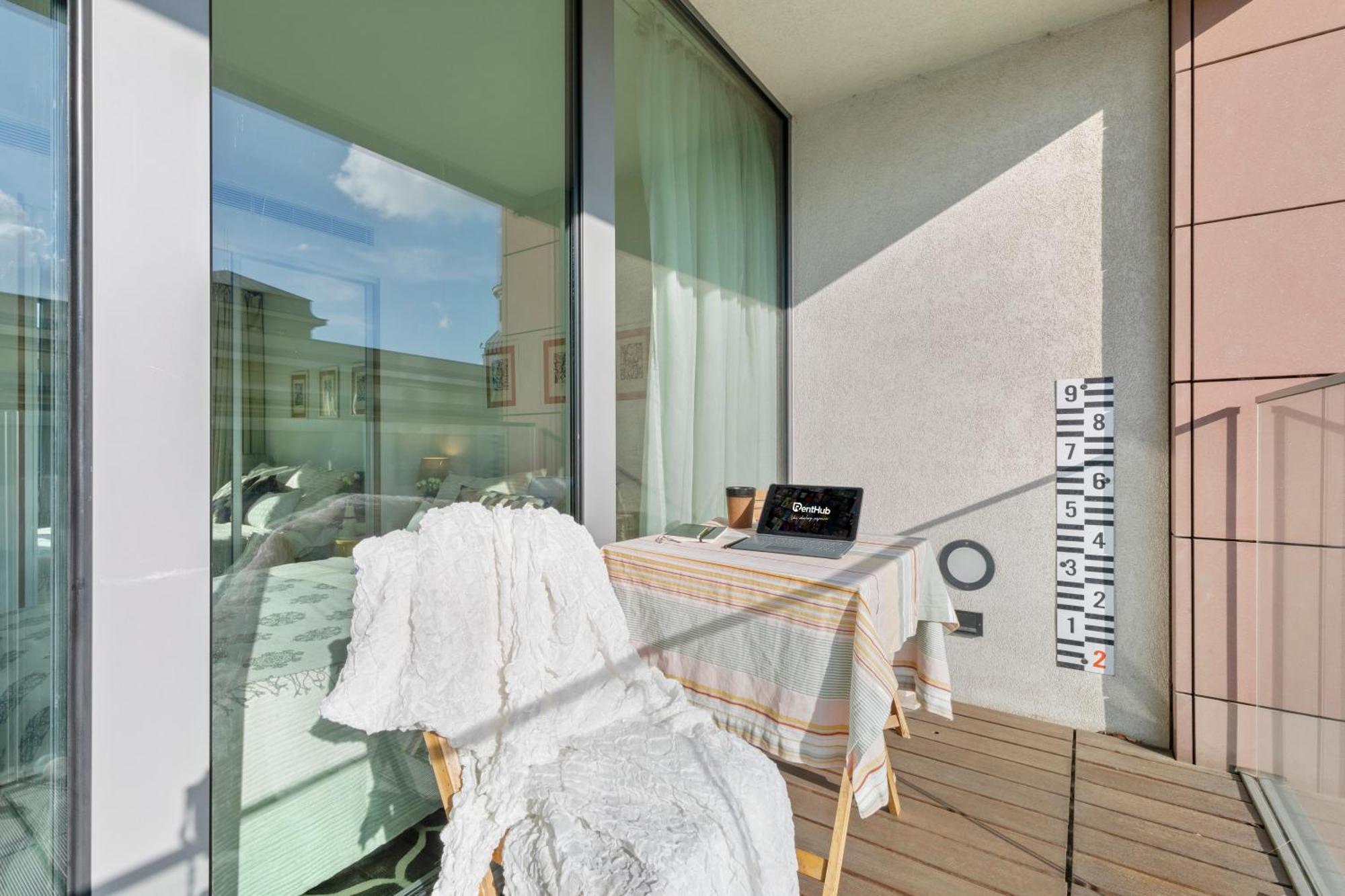 Escape Riverfront 2 Bedroom With Balcony Appartement *