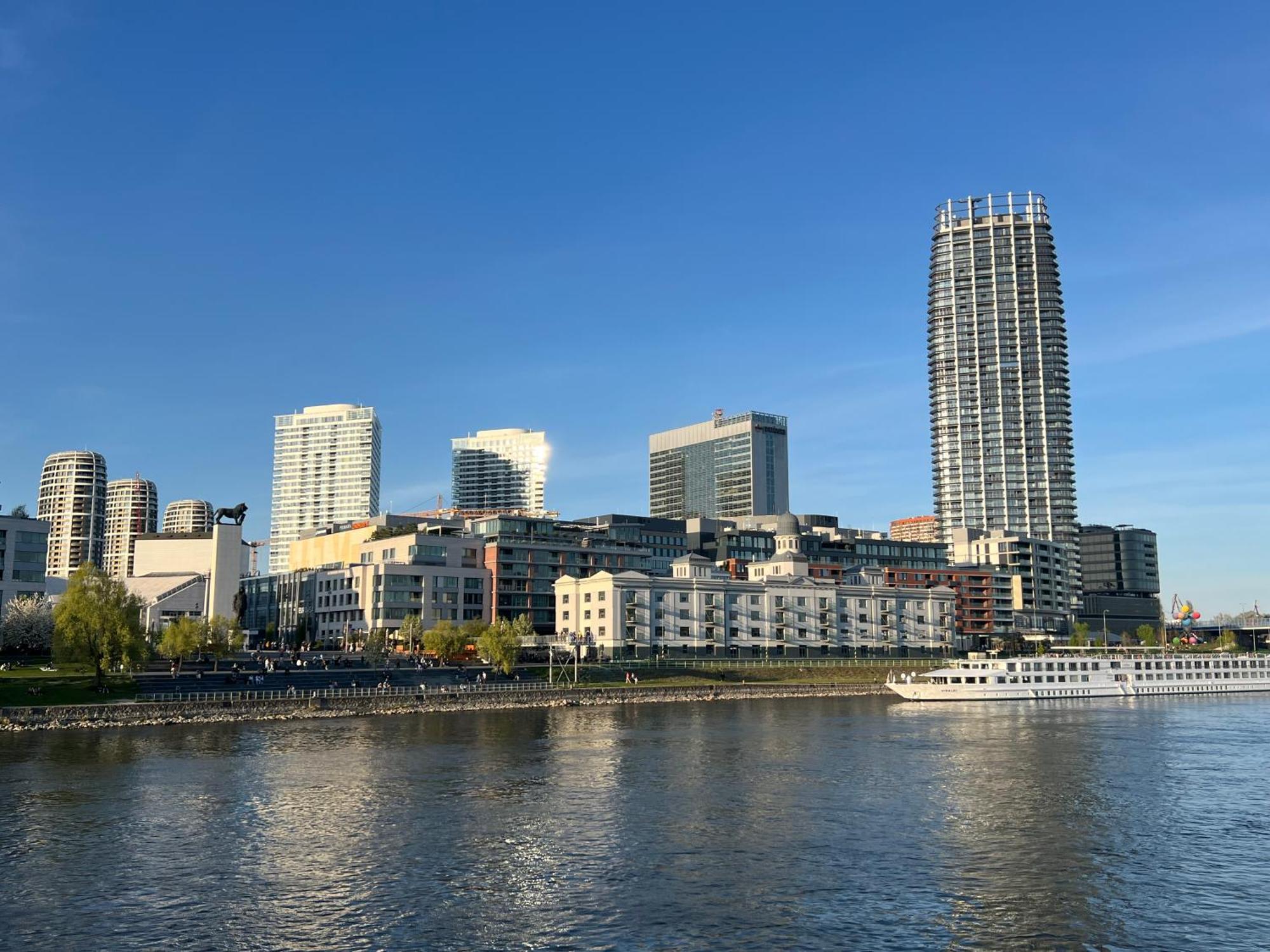 Escape Riverfront 2 Bedroom With Balcony Appartement