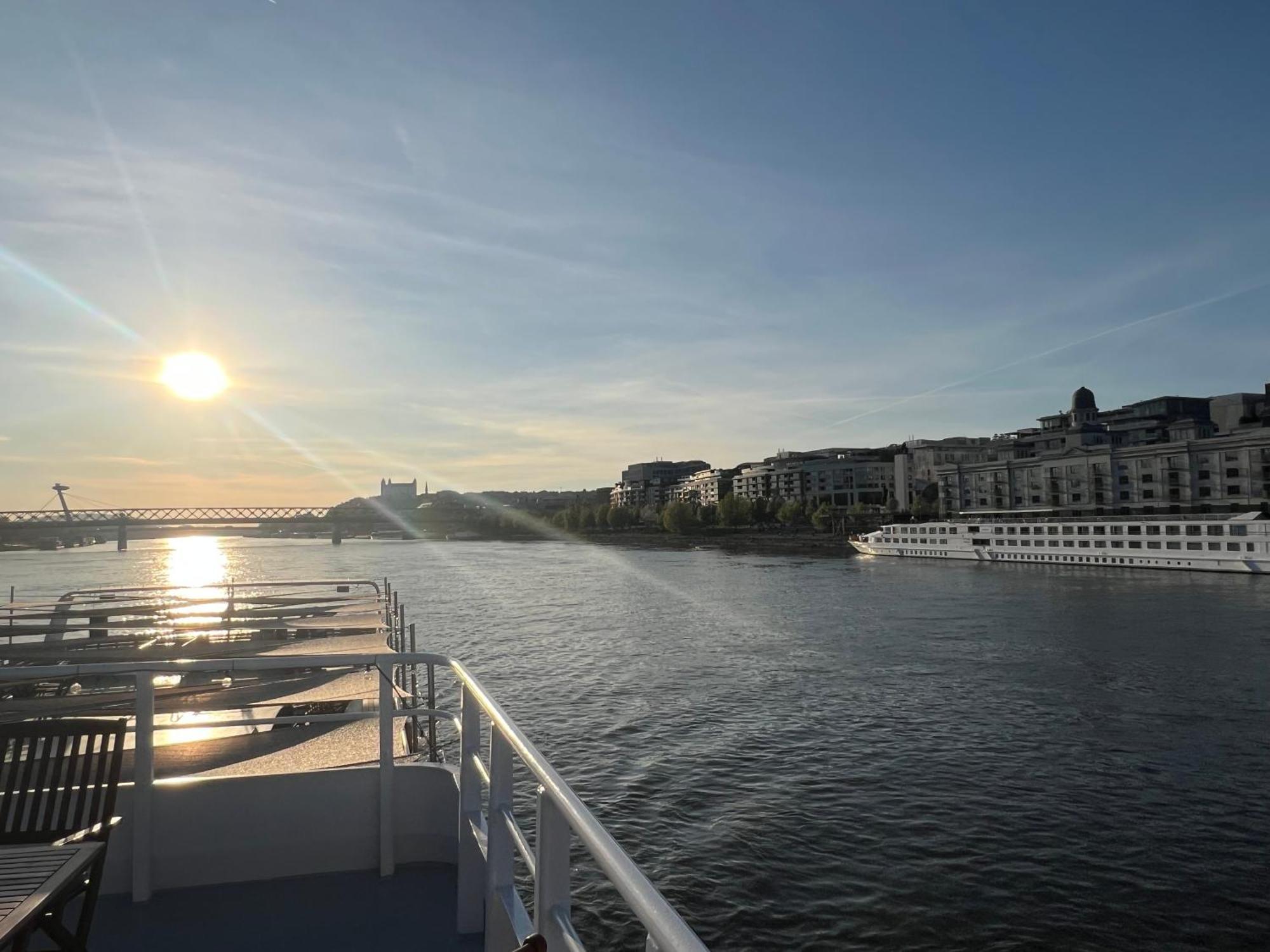Escape Riverfront 2 Bedroom With Balcony Appartement Bratislava